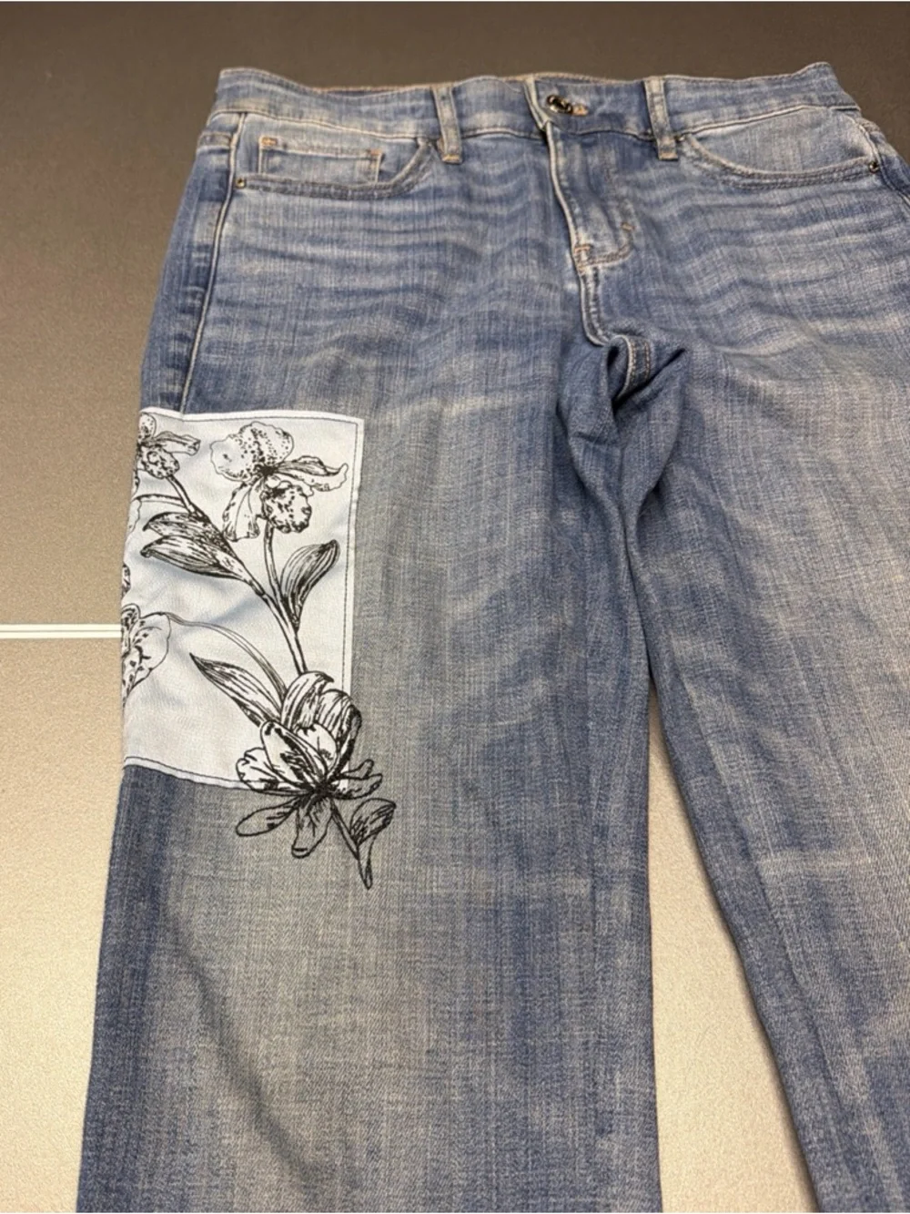 WHITE HOUSE BLACK MARKET FloralPatches Girlfriend Skinny Jeans Sz 2 28x28 RawHem